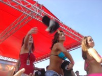 Bikini contestants toss out TREO hats